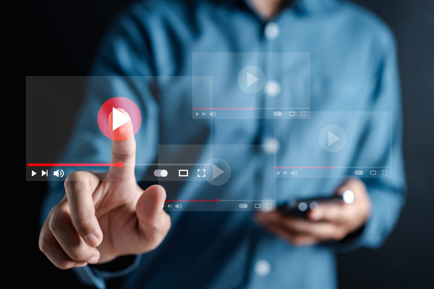 Main d'une personne touchant un bouton lecture virtuel sur une interface vidéo transparente