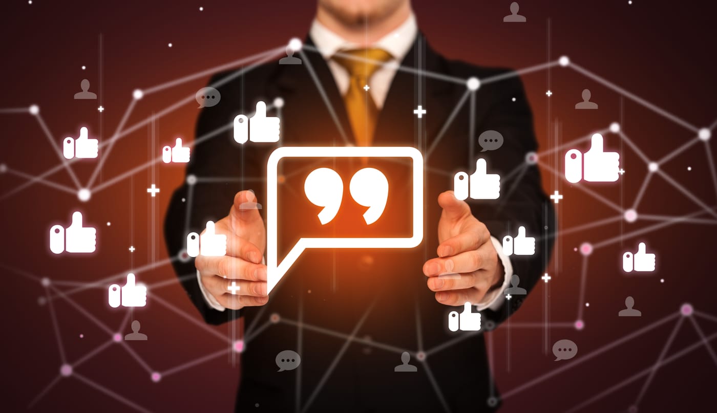 Professionnel tenant une bulle de guillemets lumineuse au centre d'un réseau d'icônes de likes, commentaires et profils